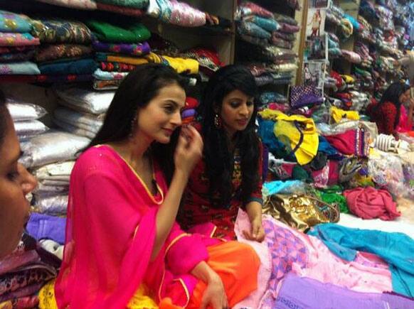 Ameesha Patel went on a shopping spree in Amritsar's cloth market while promoting 'Shortcut Romeo' in the city.