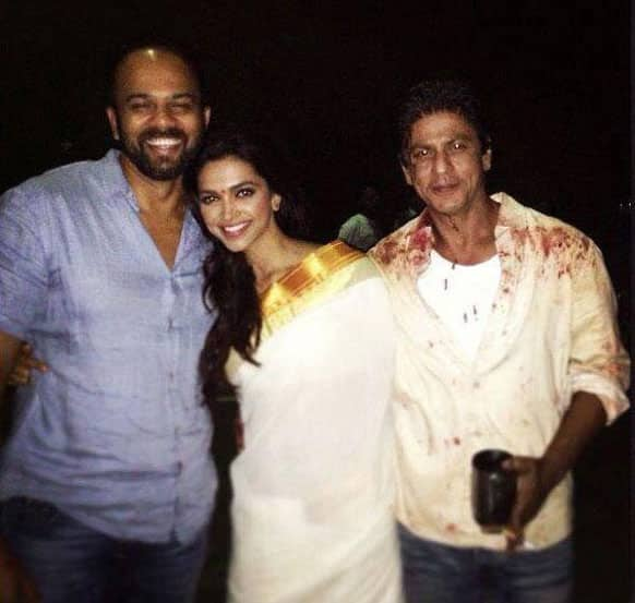 Deepika Padukone and Shah Rukh Khan pose for a picture with their 'Chennai Express' director Rohit Shetty.