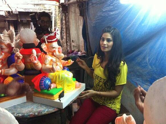 Actress Pooja Gupta visited a Ganpati making workshop where she tried making an idol.