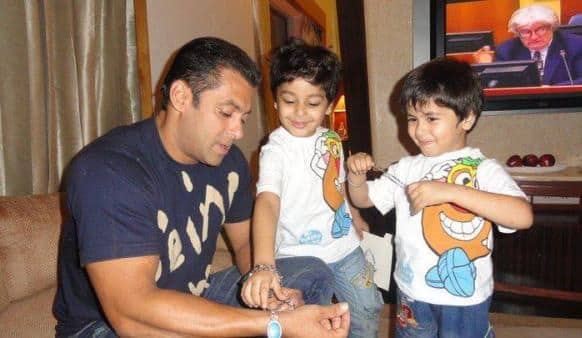 Salman Khan snapped with his little admirers.    Photo Courtesy: Pinkvilla