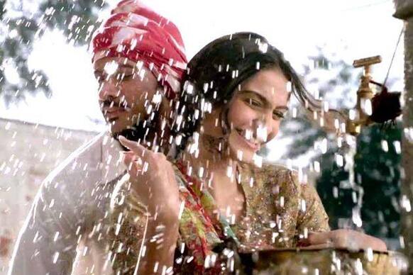 Sonam Kapoor and Farhan Akhtar in a still from the film 'Bhaag Milkha Bhaag'.