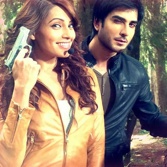 Bipasha Basu and her 'Creature' co-star Imran Abbas pose for a photograph.