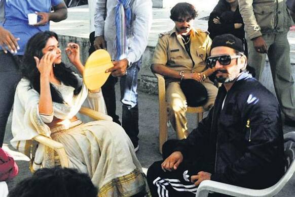 Deepika Padukone and Ranveer Singh snapped on the sets of Sanjay Leela Bhansali's 'Ram Leela'. Pic Courtesy: Twitter