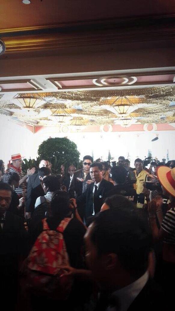 Abhishek Bachchan's way was disrupted by fans while he was walking to the main lobby of the hotel in Macau.