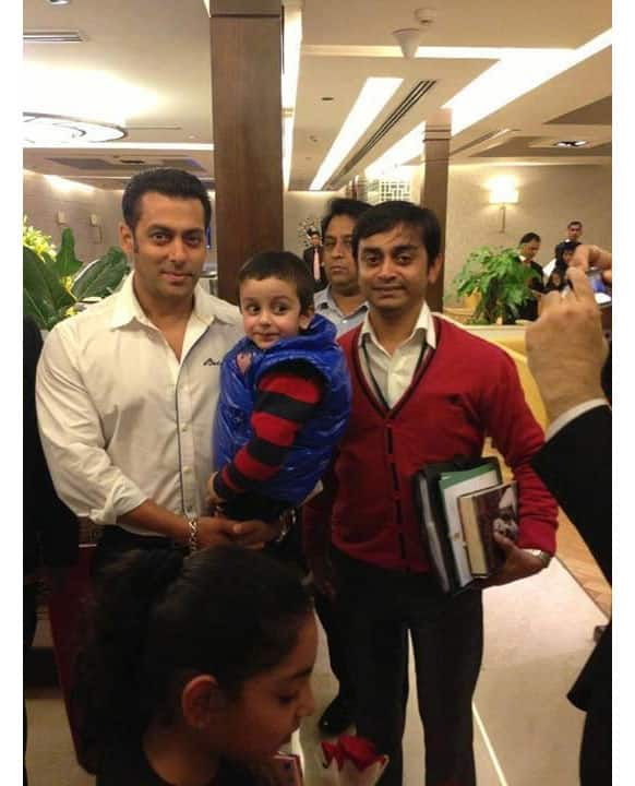 Salman Khan spotted with a young fan.     Photo Courtesy: Pinkvilla