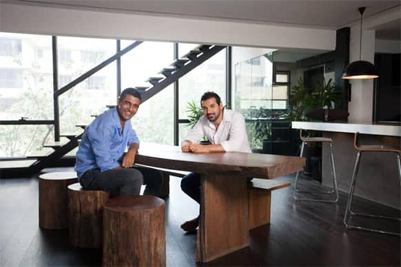 John Abraham and his brother Alan pose for the lenses.