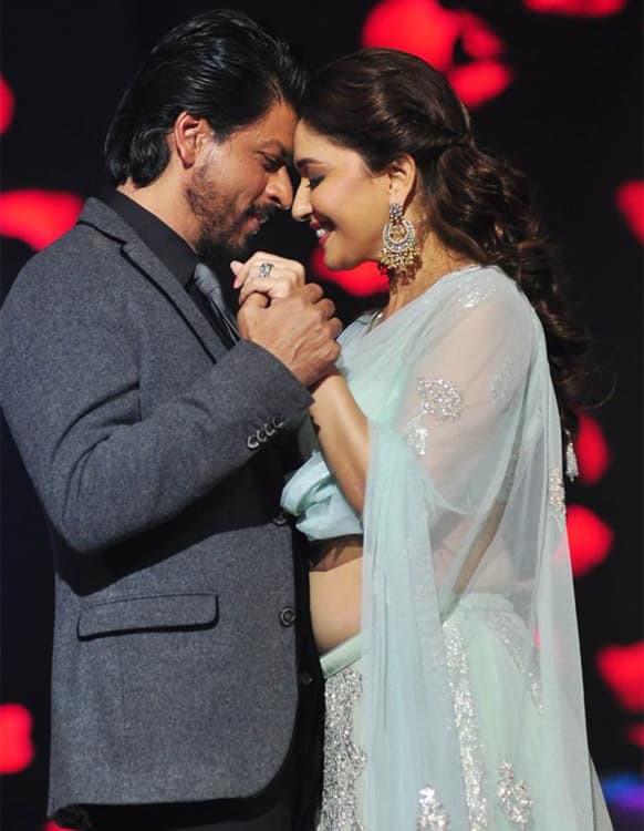 Shah Rukh Khan and Madhuri Dixit strike a nostalgic pose during the promotions of 'Chennai Express' on a dance reality show.