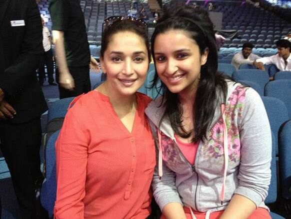 Madhuri Dixit with Parineeti Chopra at IIFA. Image courtesy: @MadhuriDixit1