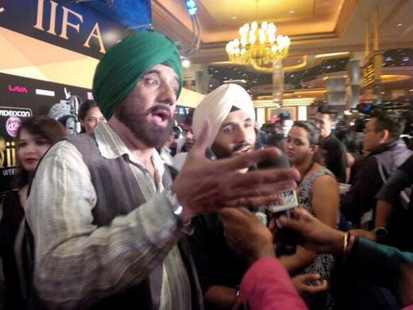 Boman Irani and Vir Das as Santa and Banta at IIFA rocks green carpet.