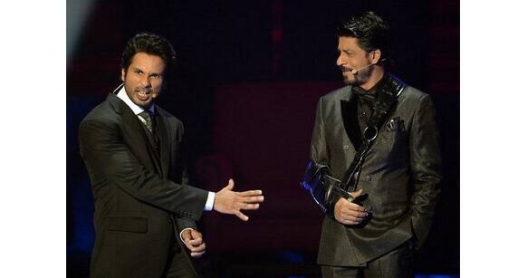 Shahid Kapoor and Shah Rukh Khan hosting IIFA 2013.