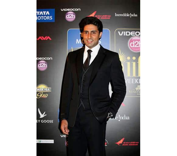 Abhishek Bachchan received an award for Best actor in Comic role.