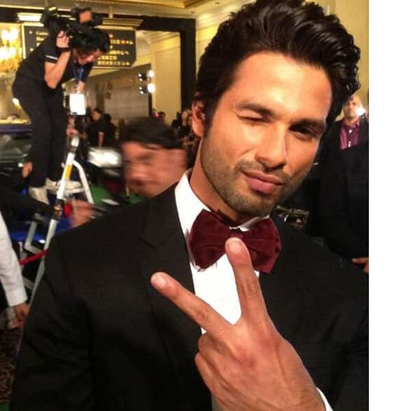 Shahid Kapoor looking enthusiatic to take the stage as the host for the evening.