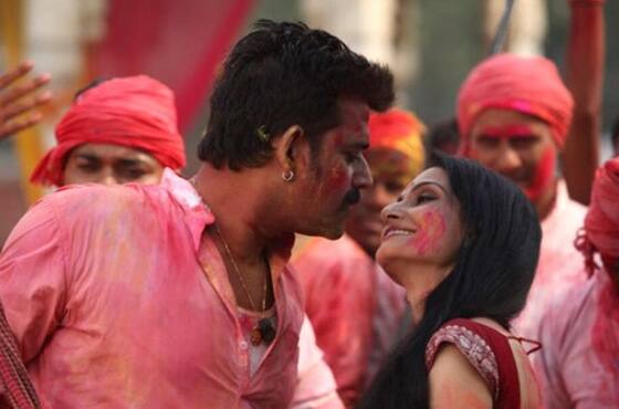 Ravi Kishan and Rajeshwari Sachdeva in a still from 'Issaq'.