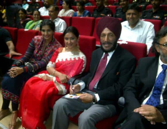 Divya Dutta poses with Milkha Singh and Sonam Kapoor.