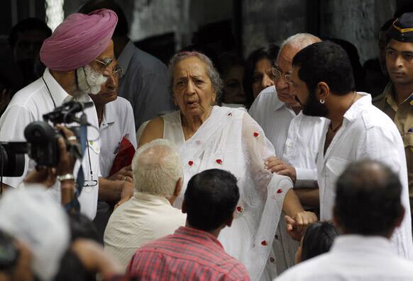 Legendary actor Pran's wife Shukla Sikand is surrounded by friends and relatives during the actor's funeral in Mumbai.