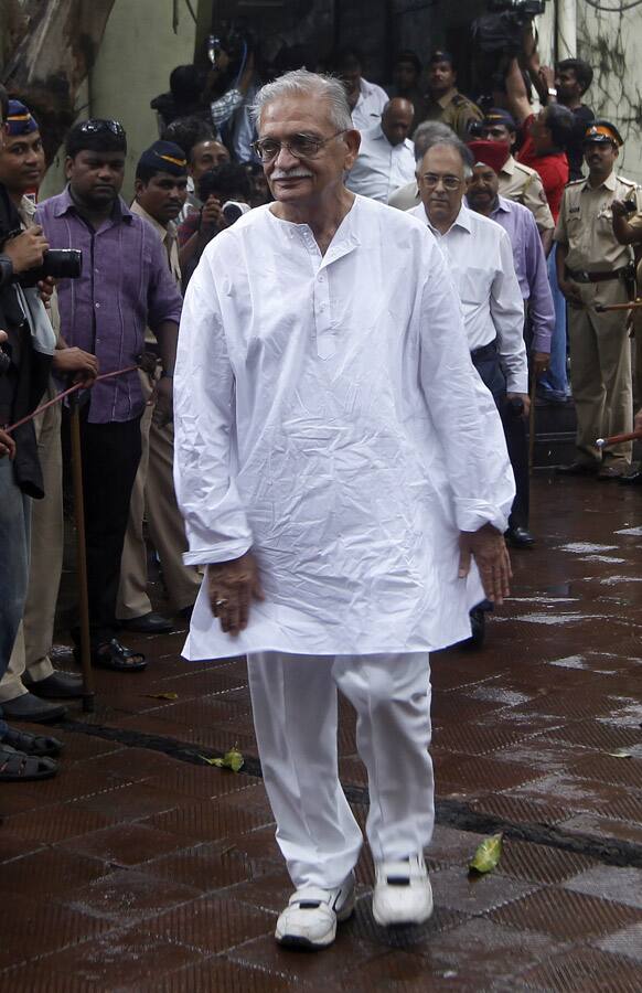 Bollywood lyricist Gulzar arrives for the funeral of legendary actor Pran in Mumbai.