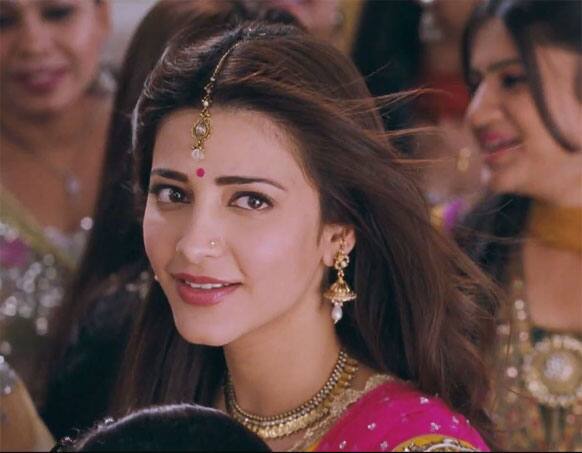 Shruti Haasan looks beautiful in this still from 'Ramaiya Vastavaiya'.