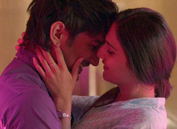 Vaani and Sushant are on for a kiss.