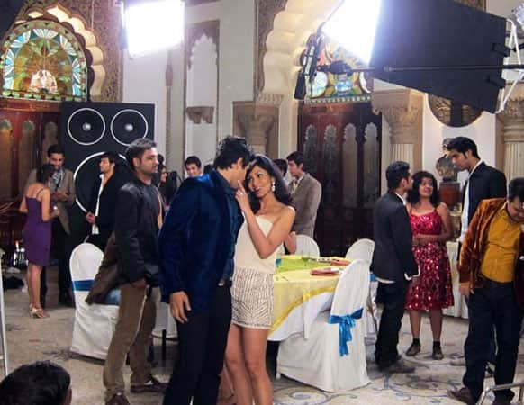 Look what's happening on the sets of 'Grand Masti'.