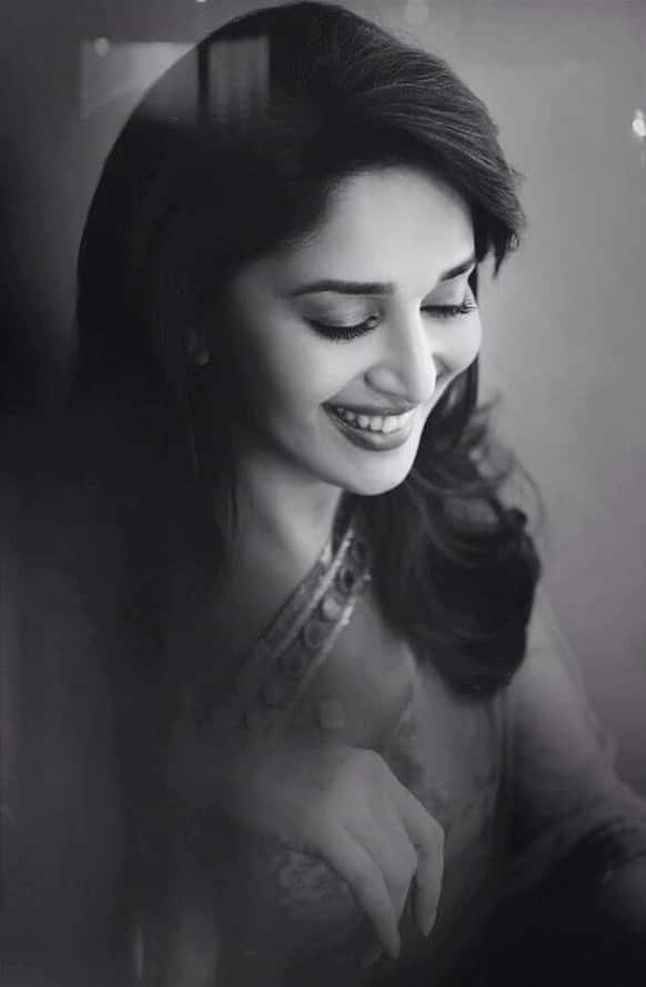 Drop dead gorgeous! Madhuri Dixit looks stunning in this pic. Image courtesy: @MadhuriDixit1