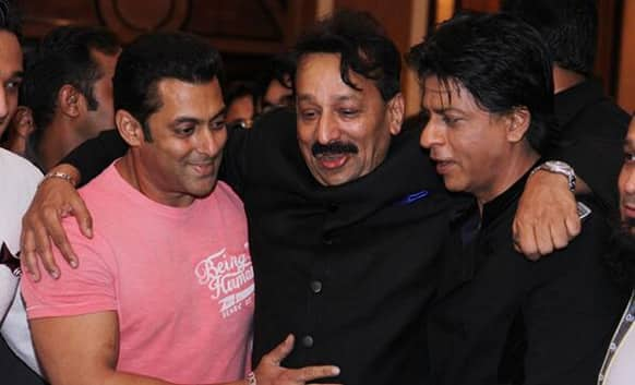 This is what we call a historical moment. Sworn enemies Shah Rukh and Salman have finally let bygones be bygones at an Iftar party hosted by Baba Siddique. (Pic courtesy: DNA)