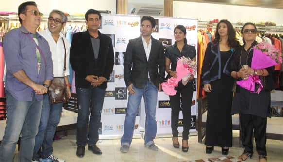 Vinay Pathak, Shashant Shah, Ravi Kissen, Tusshar Kapoor, Vishakha Singh, Krishika Lulla and Dolly Ahluwalia at the 'Bajatey Raho' promotions in New Delhi.