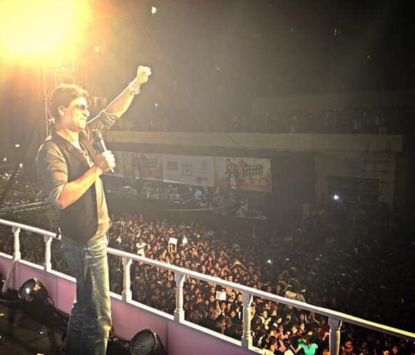 Shah Rukh Khan promoted 'Chennai Express' in Kolkata. Pic courtesy: @MandviSharma