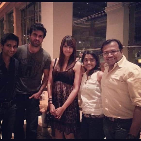 Harman Baweja and Bipasha Basu pose for a picture with their friends. 