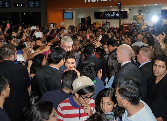 The stars of 'Chennai Express' get mobbed by crazy fans in the UK. (Pci courtesy: UTV Motion Pictures)