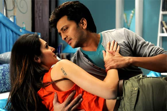 Bruna Abdullah and Ritesh Deshmukh in an intimate pose for their film 'Grand Masti'.