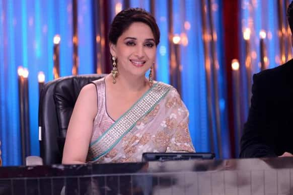 Madhuri Dixit on the sets of 'Jhalak Dikhhla Jaa'. Pic courtesy: @MadhuriDixit1