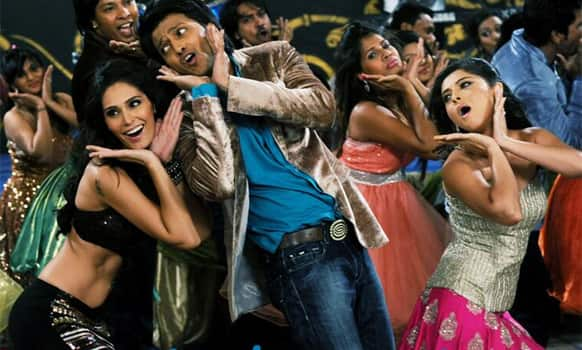 Riteish Deshmukh in a still from 'Grand Masti'. Pic courtesy: @GrandMastiFilm