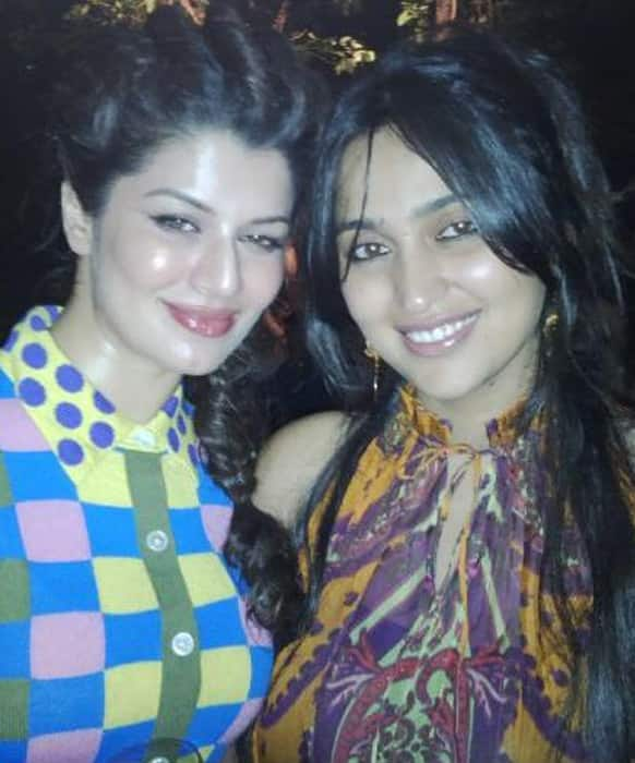 'Grand Masti' heroine Kainaat Arora poses for a picture with Vivek Oberoi's wife Priyanka. 