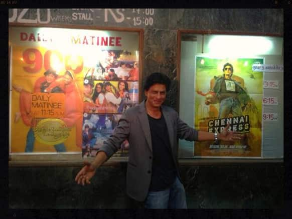 Shah Rukh Khan posted this pic on Twitter and write, 