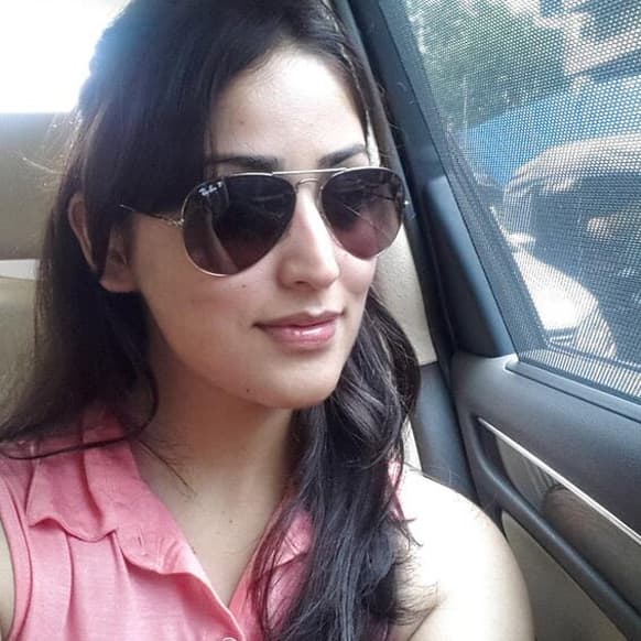 Yami Gautam tweets a picture of herself, on the way to her Filmfare photoshoot.      Image Courtesy:@YaamiOfficial