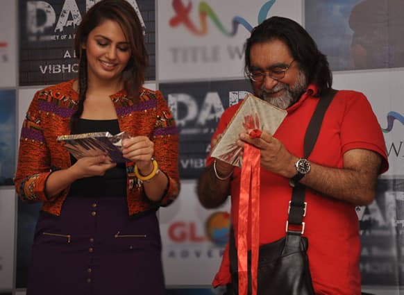 Huma Qureshi and adman Prahlad Kakkar at a book launch event. (Pic courtesy: Filmfare)