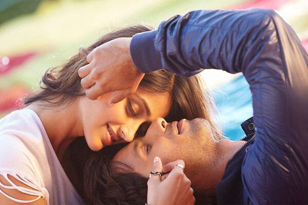 Shahid Kapoor and Ileana D'Cruz in a still from 'Phata Poster Nikla Hero'. 