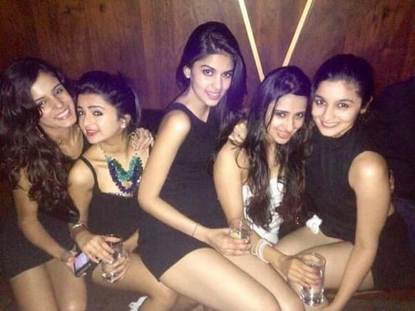 A picture of Alia Bhatt partying with her girl pals.