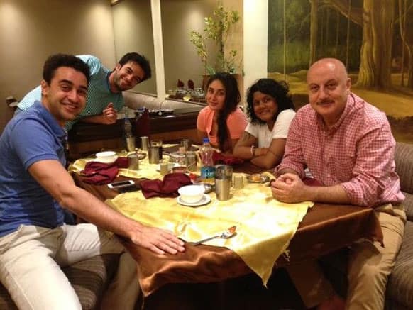 'Gori Tere Pyaar Mein' crew gorges on Gujarati food. Pic Courtesy: @AnupamPKher