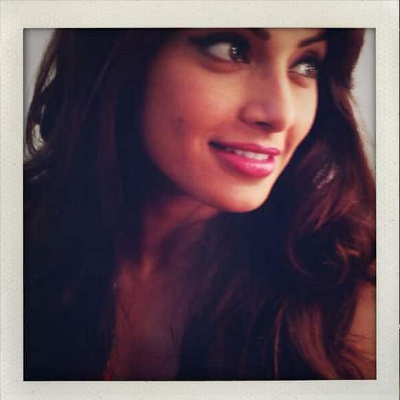 Bipasha posted a beautiful 'selfie' on twitter. Pic - @bipslucurself