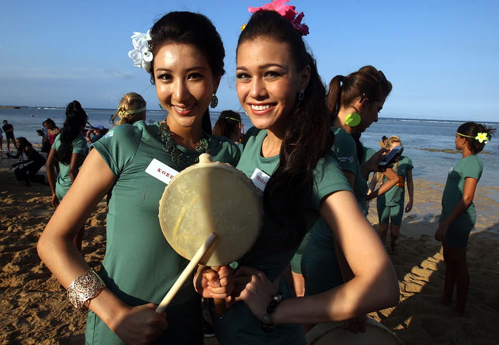 Miss World Pageant contestants, South Korea's Park Min-ji, left, and Thailand's Kanyaphak Phokespmboon pose for photo during a beach games in Nusa Dua, Bali, Indonesia.