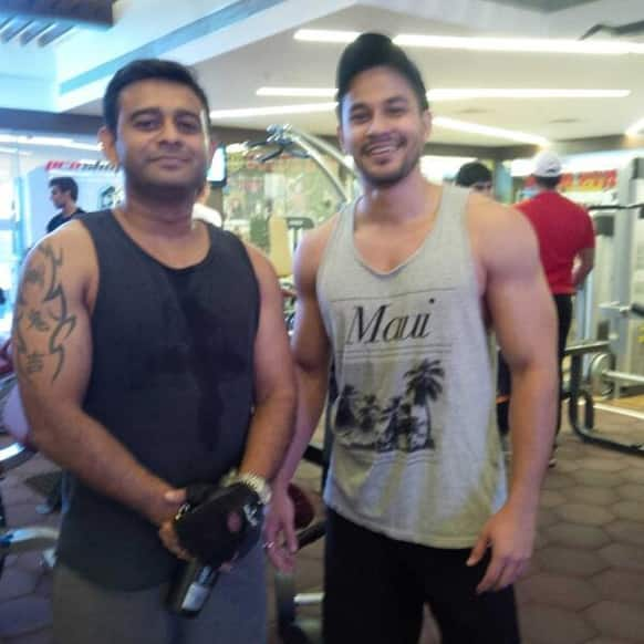 Kunal Kemmu poses for a picture with film director Vishal Mahadkar in the gym. 