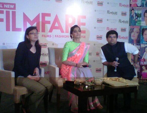 Sonam Kapoor seen along with the editor of Filmfare magazine and  Anupama Bhalla at a press conference.    Pic Courtesy: @filmfare