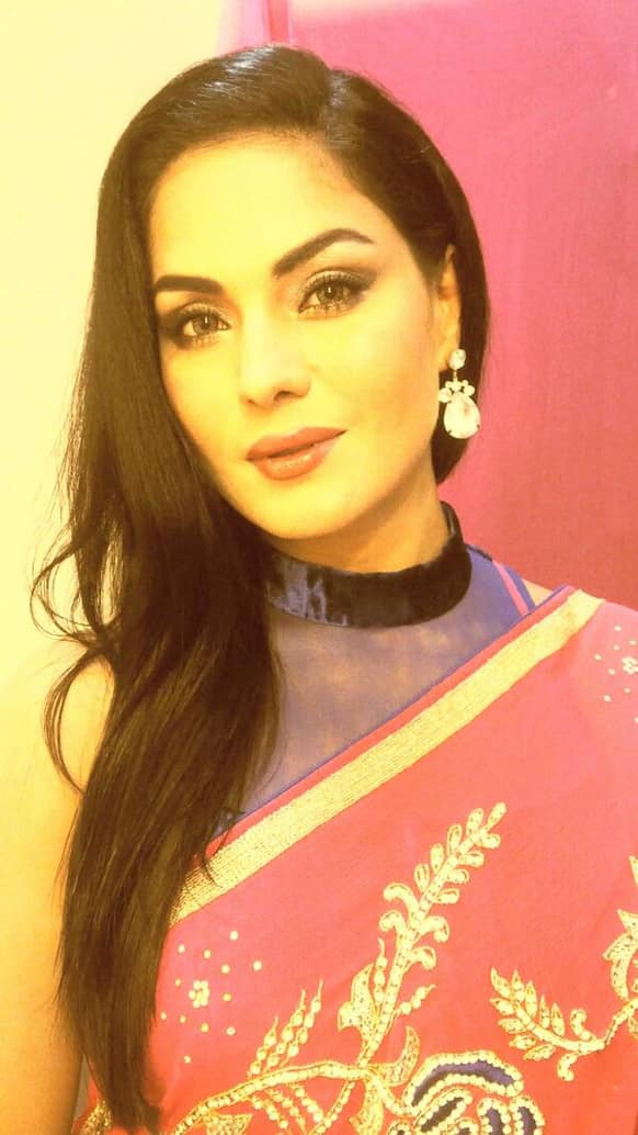 Actress Veena Malik dressed up in a sari for Ganpati darshan. (Pic courtesy: @iVeenaMalik)