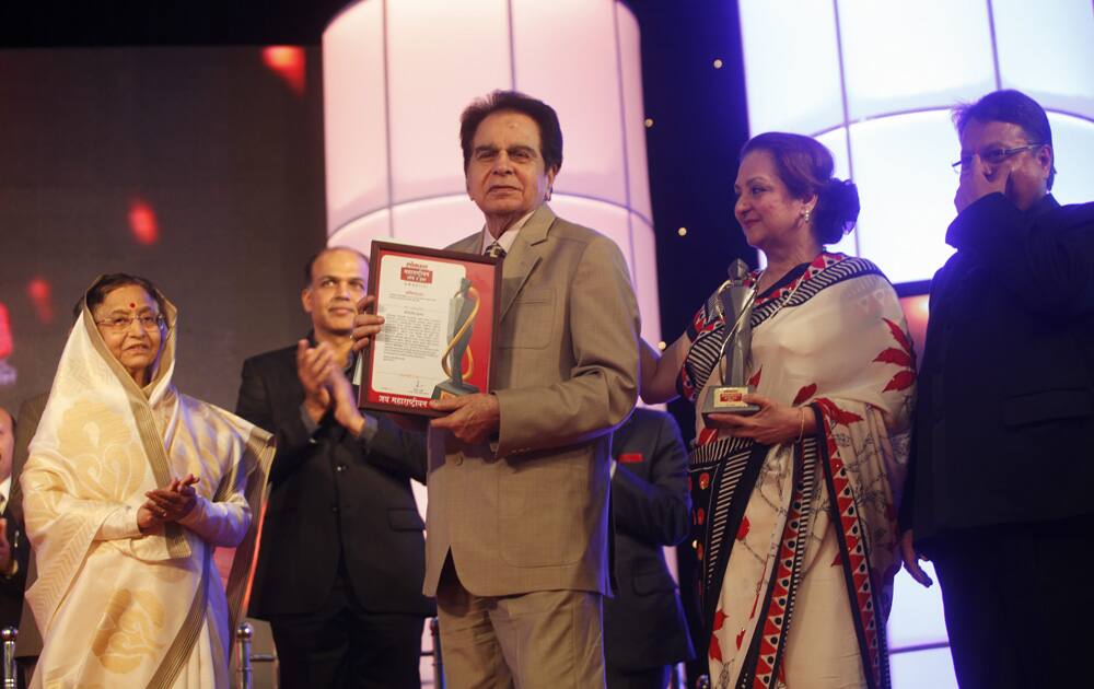 The actor is seen getting his award from ex-President of India Pratibha Patil.