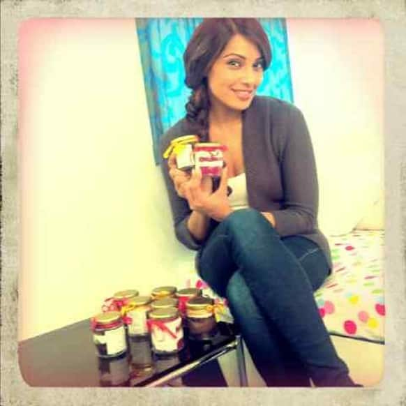 Bipasha Basu was treated to edible goodies on the sets of 'Creatures 3D'. (Pic courtesy: @bipsluvurself)