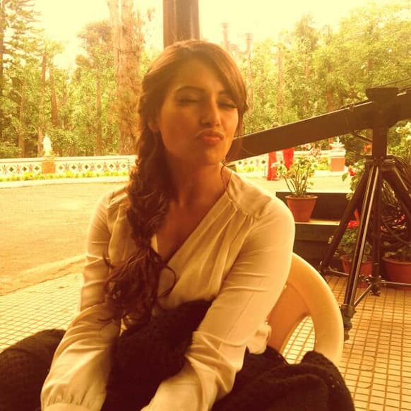 Bipasha Basu seems to be in a mood for fun on the sets of her upcoming film.