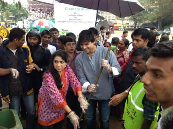 Vivek Oberoi cleaning up Mumbai with friend shaina nc & students, Pic Courtesy: @Vivek_Oberoi