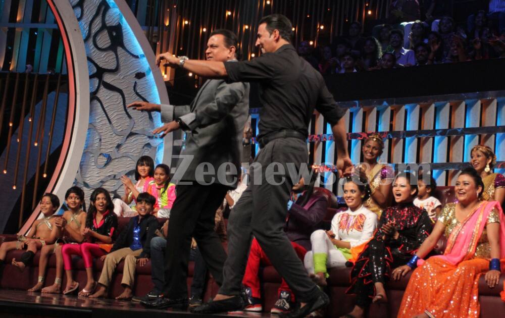 Akshay Kumar and Mithunda dance onto the stage.