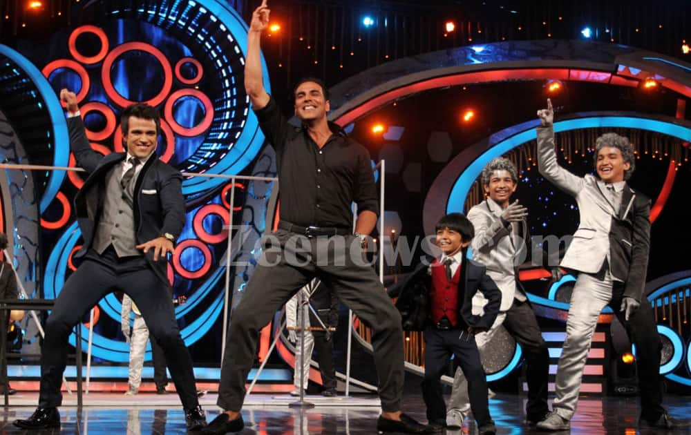 Akshay Kumar enjoys dancing with host Rithvik Dhanjani and contestants Faisal and Rohan.